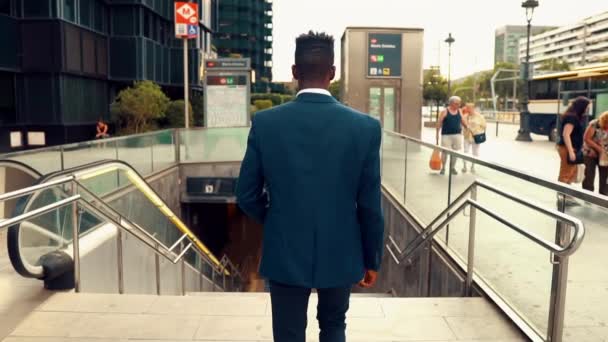 Hombre de negocios afroamericano con traje azul caminando — Vídeo de stock