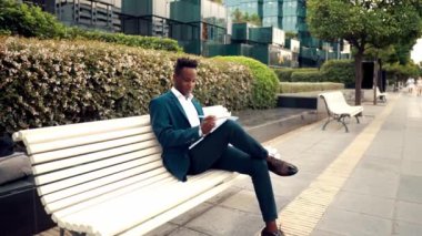 işadamı ofis yakınında mavi takım elbise giyen belge veya defter okur