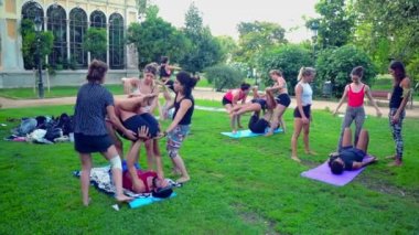 Parkta gerçekleşen akrostiş yoga üzerine bir grup dersi