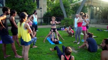 Parkta gerçekleşen akrostiş yoga üzerine bir grup dersi