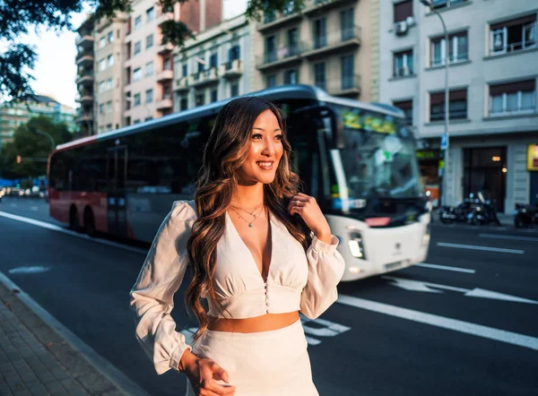 Portrett av den unge, stilige asiatiske jenta på gaten i den store moderne byen – stockfoto