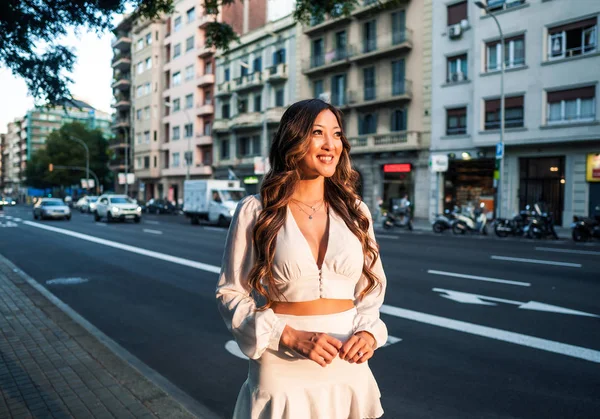 Portret van jonge stijlvolle Aziatische meisje op de straat van de grote moderne stad — Stockfoto