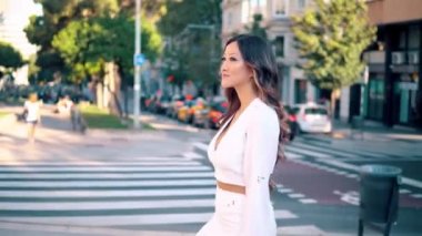 büyük modern şehrin sokakta genç şık asya kız portresi