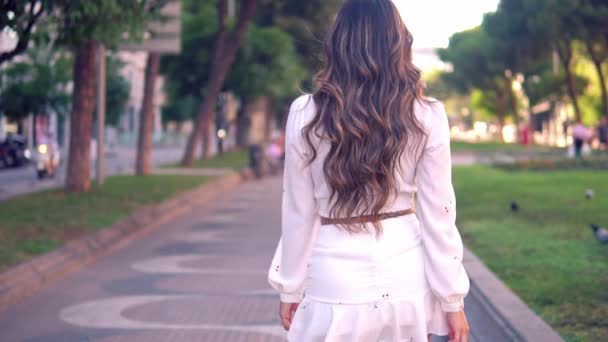 Ritratto di giovane ragazza asiatica elegante sulla strada della grande città moderna — Video Stock