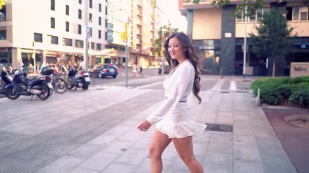 Portrait de jeune fille asiatique élégant sur la rue de la grande ville moderne — Video