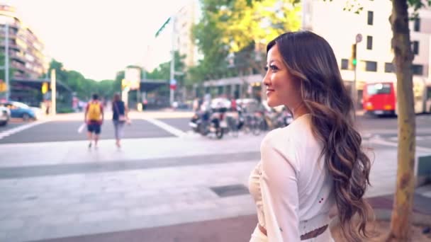 Porträt eines jungen stilvollen asiatischen Mädchens auf der Straße der modernen Großstadt — Stockvideo