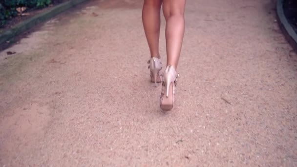 Close-up tiro de modelo pernas andando para baixo passarela — Vídeo de Stock