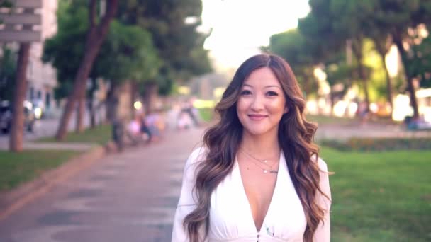 Portret van jonge stijlvolle Aziatische meisje op de straat van de grote moderne stad — Stockvideo