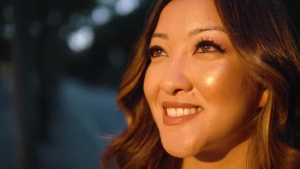 美丽的亚洲女孩在白色礼服微笑在公园 — 图库视频影像