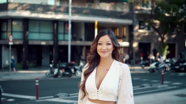 Portrét mladé stylové asijské dívky na ulici velkého moderního města — Stock video