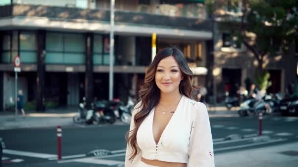 Ritratto di giovane ragazza asiatica elegante sulla strada della grande città moderna — Video Stock