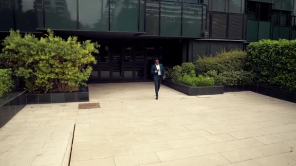 Afrikansk amerikansk forretningsmand iført blå dragt walking – Stock-video