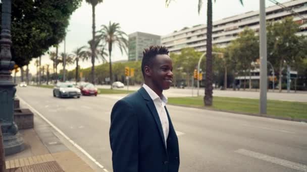 Un homme d'affaires afro-américain portant un costume bleu marche — Video