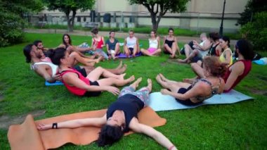 Parkta gerçekleşen akrostiş yoga üzerine bir grup dersi