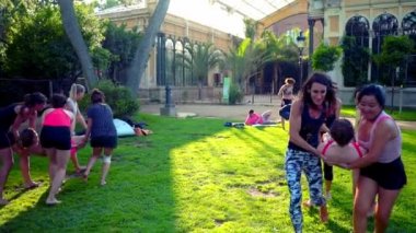 Parkta gerçekleşen akrostiş yoga üzerine bir grup dersi