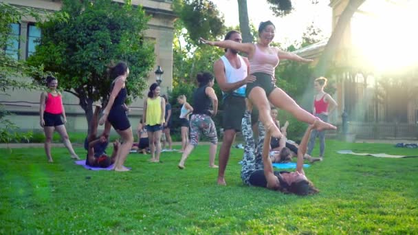 Parkta gerçekleşen akrostiş yoga üzerine bir grup dersi — Stok video