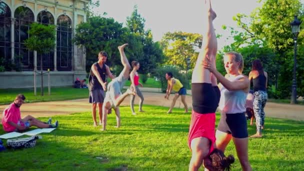 Een groepsles over acroyoga die plaatsvindt in Park — Stockvideo