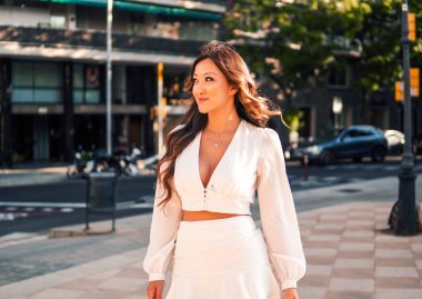 büyük modern şehrin sokakta genç şık asya kız portresi