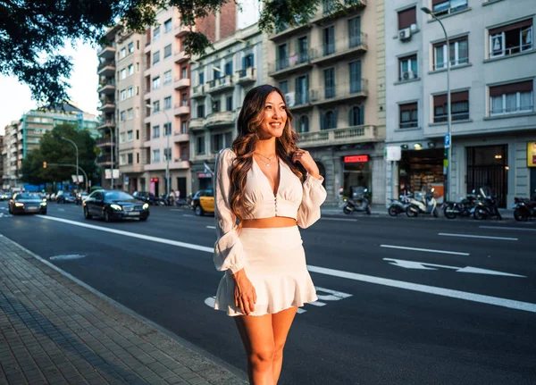 Portret van jonge stijlvolle Aziatische meisje op de straat van de grote moderne stad — Stockfoto