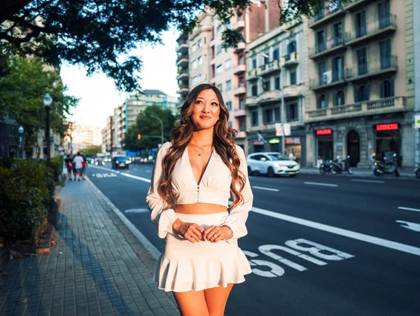 Retrato de joven elegante chica asiática en la calle de la gran ciudad moderna —  Fotos de Stock