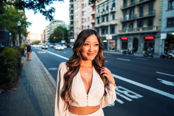 Ritratto di giovane ragazza asiatica elegante sulla strada della grande città moderna — Foto Stock