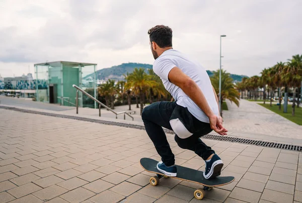 スケートボーダーは、近代的な市内のテラスでスケートボードに乗ります. — ストック写真