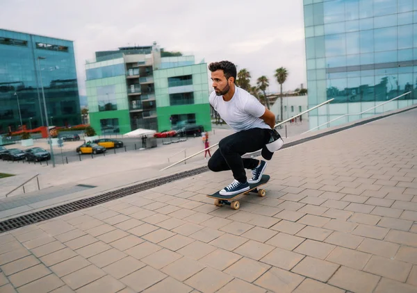 Skateboarder monta un monopatín en la moderna terraza de la ciudad . —  Fotos de Stock