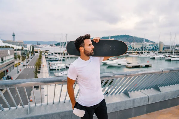 Patineta con monopatín en la moderna terraza de la ciudad — Foto de Stock