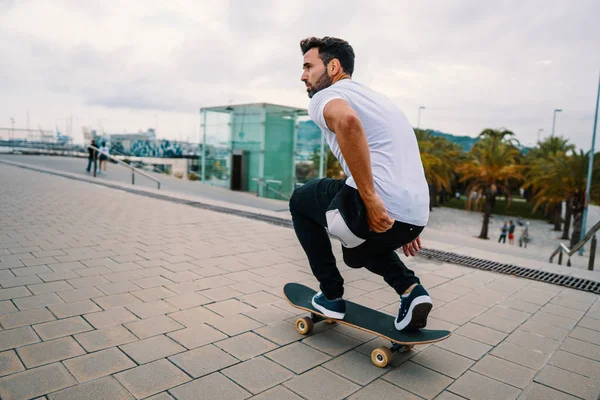 Skateboarder monta un monopatín en la moderna terraza de la ciudad . — Foto de Stock