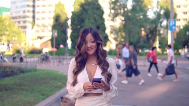 Porträtt av ung snygg asiatisk tjej på gatan i den stora moderna staden — Stockvideo