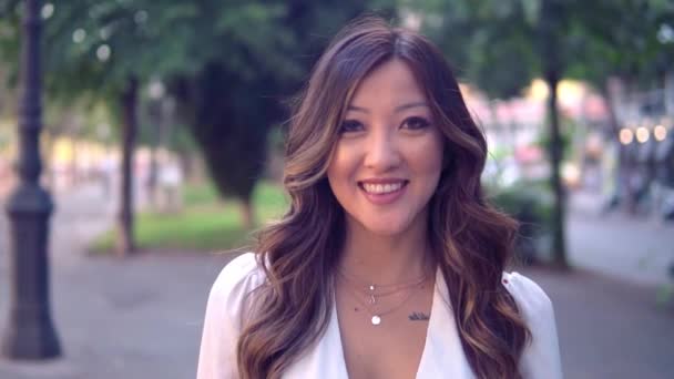 Portret van jonge stijlvolle Aziatische meisje op de straat van de grote moderne stad — Stockvideo