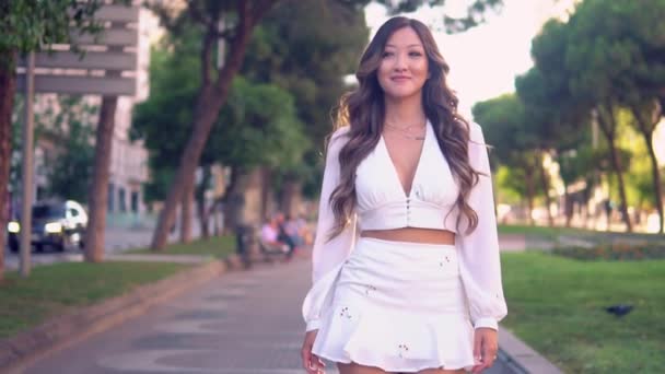 Retrato de joven elegante chica asiática en la calle de la gran ciudad moderna — Vídeos de Stock