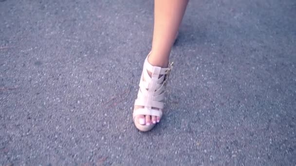 Zaostřená záběr modelových nohou chůze dolů — Stock video