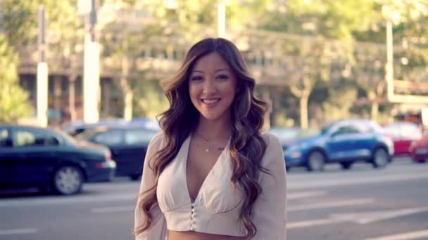 Portrét mladé stylové asijské dívky na ulici velkého moderního města — Stock video