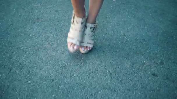 Närbild skott av modell benen går ner catwalken — Stockvideo