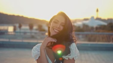 Deniz gezinti boyunca yürüyen beyaz elbiseli güzel kız