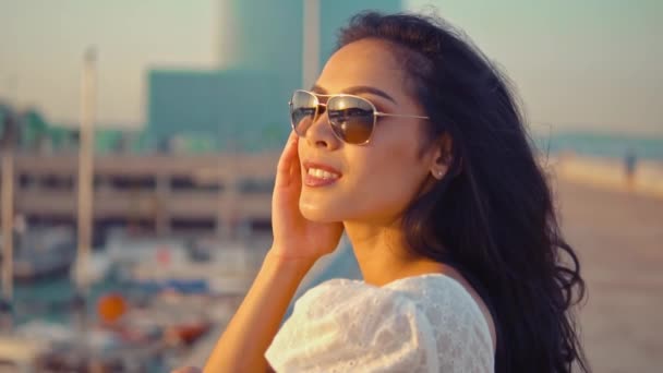 Chica en el vestido blanco de pie en la terraza del paseo marítimo — Vídeos de Stock