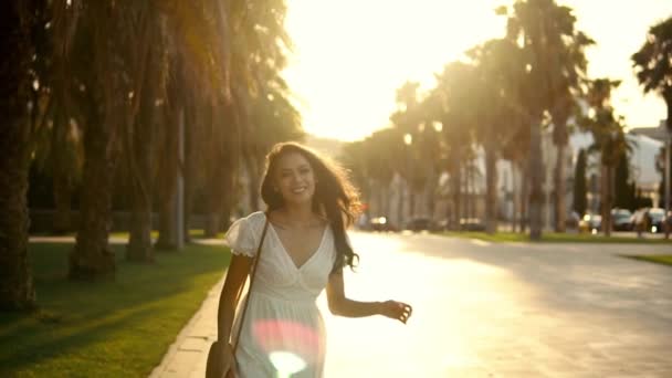 Flicka i den vita klänningen promenader längs Palm Tree Terrace — Stockvideo