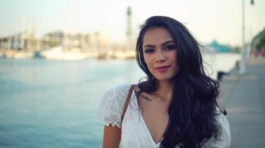 Deniz gezinti boyunca yürüyen beyaz elbiseli güzel kız