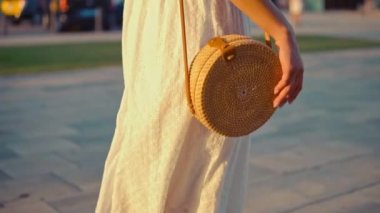 Bayan çanta ile beyaz elbiseli bir kızın Closeup çekim.