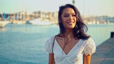 Deniz gezinti boyunca yürüyen beyaz elbiseli güzel kız