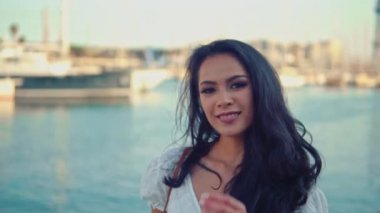 Deniz gezinti boyunca yürüyen beyaz elbiseli güzel kız