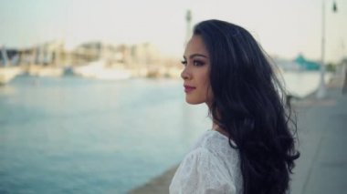 Deniz gezinti boyunca yürüyen beyaz elbiseli güzel kız