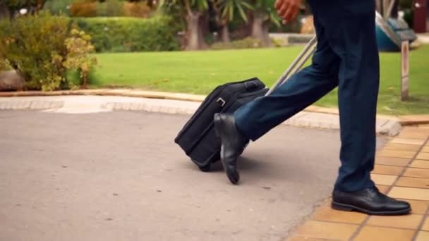 Indiase zakenman dragen blauw pak wandelen met reistas of koffer — Stockvideo