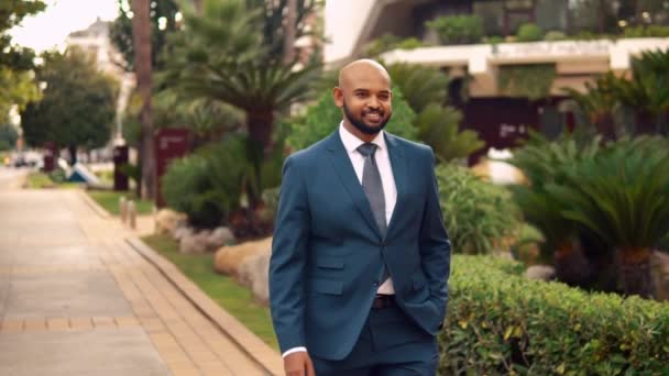 Indian businessman wearing blue suit walking near office or hotel — Stock Video