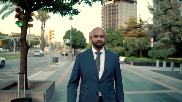 Indian businessman wearing blue suit walking near office or hotel — Stock Video