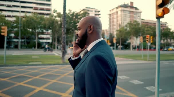 Hombre de negocios indio sosteniendo teléfono móvil con traje azul — Vídeos de Stock