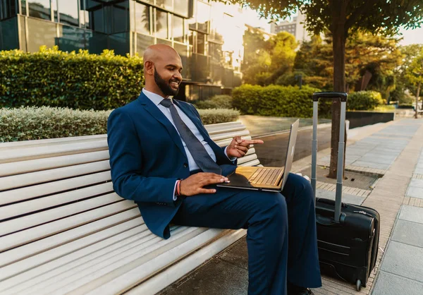 Hombre de negocios indio sosteniendo portátil portátil con traje azul cerca de la oficina —  Fotos de Stock