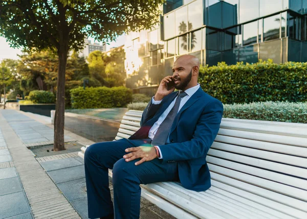 Hombre de negocios indio sosteniendo teléfono móvil con traje azul —  Fotos de Stock