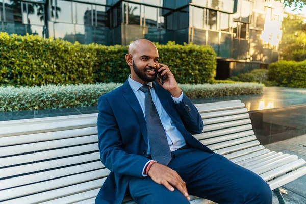 Hombre de negocios indio sosteniendo teléfono móvil con traje azul —  Fotos de Stock